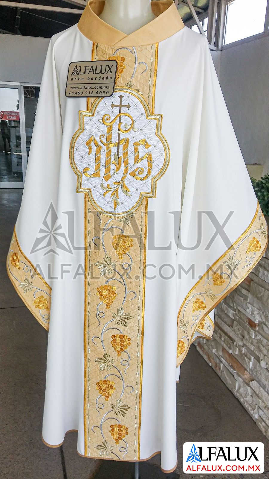 03 UVAS Casulla Perla Laterales Dorado MEDALLON 182